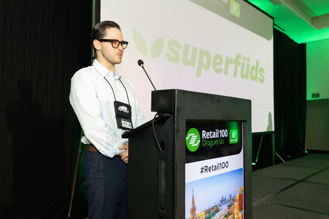 Esteban Hernández en el escenario del evento Retail100 Droguerías