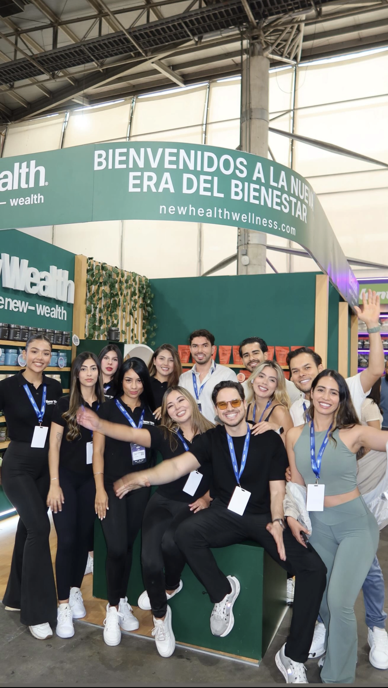 Esteban Hernández en la feria con el equipo de New Wealth